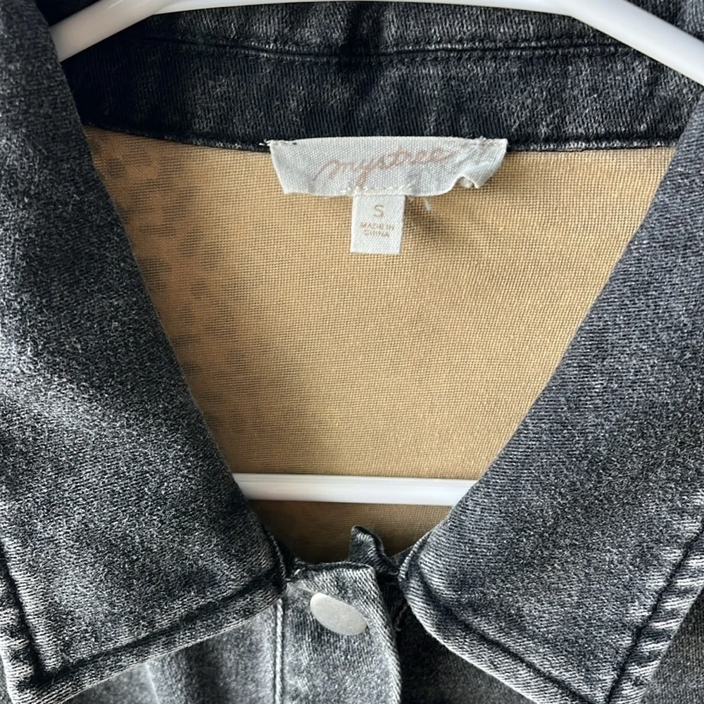 Mystree | Denim Cheetah Button Down - Picture 4 of 6